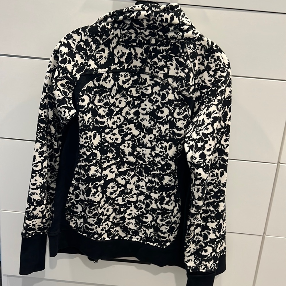 Lululemon jacket - Picture 4 of 8